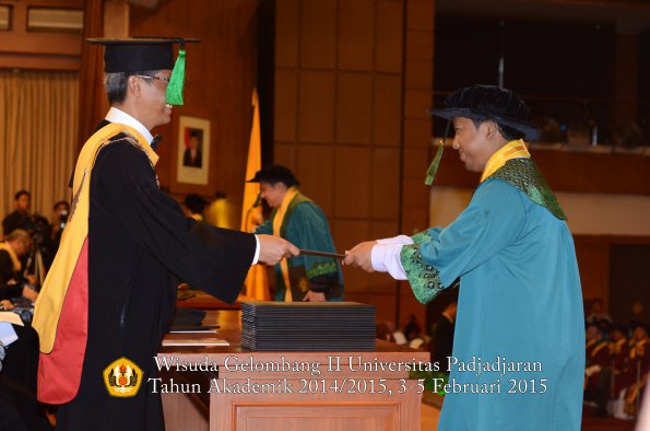 Wisuda Unpad Gel II TA 2014_2015 Fakultas Kedokteran oleh Dekan 055