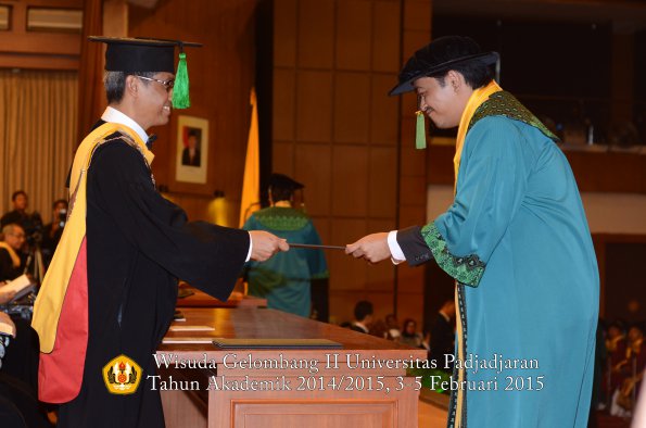 Wisuda Unpad Gel II TA 2014_2015 Fakultas Kedokteran oleh Dekan 076