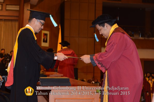 Wisuda Unpad Gel II TA 2014_2015  Fakultas Ilmu Budaya oleh Dekan 037