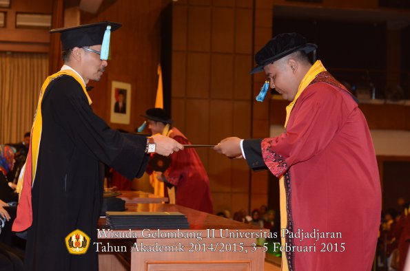 Wisuda Unpad Gel II TA 2014_2015  Fakultas Ilmu Budaya oleh Dekan 043