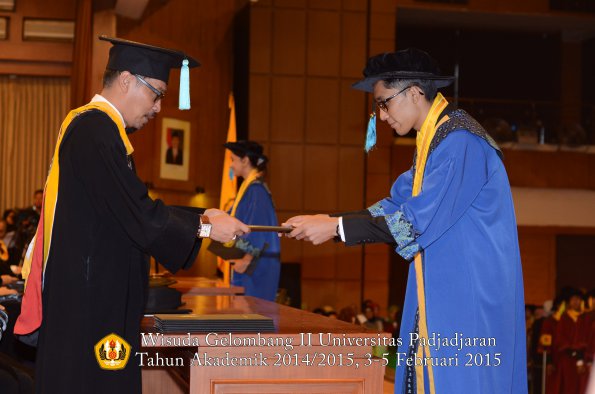 Wisuda Unpad Gel II TA 2014_2015  Fakultas Ilmu Budaya oleh Dekan 047