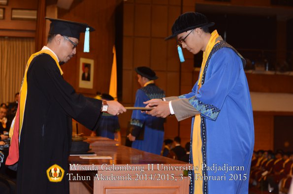 Wisuda Unpad Gel II TA 2014_2015  Fakultas Ilmu Budaya oleh Dekan 054