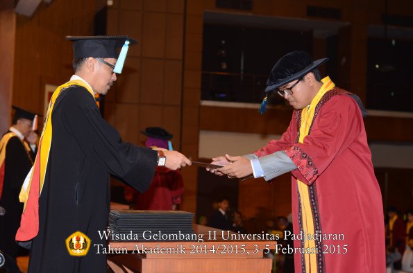 Wisuda Unpad Gel II TA 2014_2015  Fakultas Ilmu Budaya oleh Dekan 055