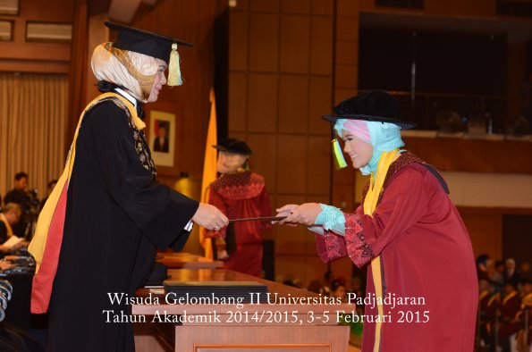 Wisuda Unpad Gel II TA 2014_2015  Fakultas Farmasi oleh Dekan 020