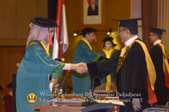 Wisuda Unpad Gel II TA 2014_2015 Fakultas Hukum oleh Rektor 004