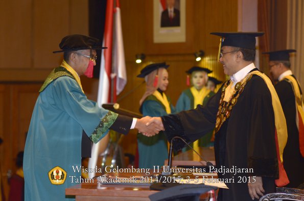 Wisuda Unpad Gel II TA 2014_2015 Fakultas Hukum oleh Rektor 007
