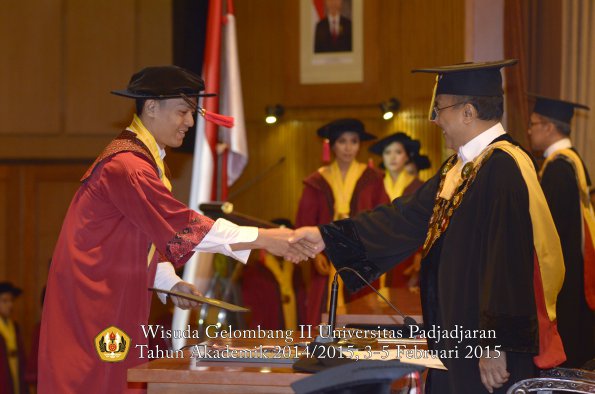Wisuda Unpad Gel II TA 2014_2015 Fakultas Hukum oleh Rektor 012