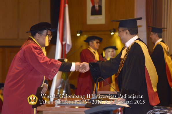 Wisuda Unpad Gel II TA 2014_2015 Fakultas Ekonomi dan Bisnis oleh Rektor 014