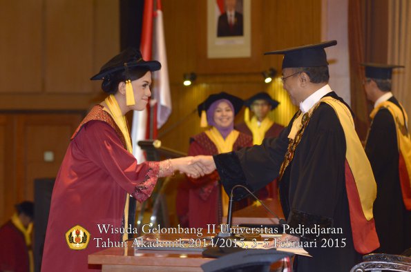 Wisuda Unpad Gel II TA 2014_2015 Fakultas Ekonomi dan Bisnis oleh Rektor 017