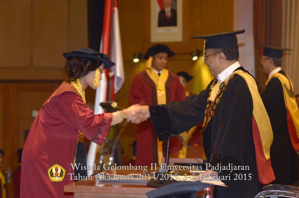 Wisuda Unpad Gel II TA 2014_2015 Fakultas Ekonomi dan Bisnis oleh Rektor 020