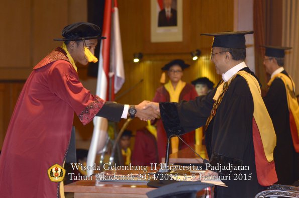 Wisuda Unpad Gel II TA 2014_2015 Fakultas Ekonomi dan Bisnis oleh Rektor 021