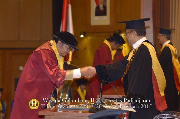 Wisuda Unpad Gel II TA 2014_2015 Fakultas Ekonomi dan Bisnis oleh Rektor 025