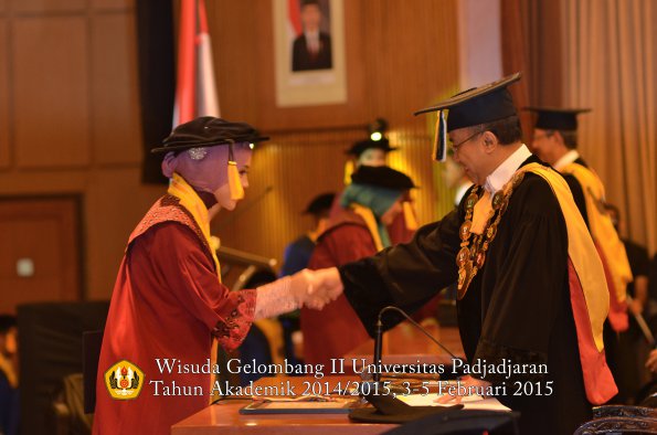 Wisuda Unpad Gel II TA 2014_2015 Fakultas Ekonomi dan Bisnis oleh Rektor 028