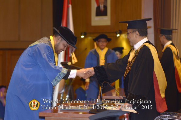 Wisuda Unpad Gel II TA 2014_2015 Fakultas Ekonomi dan Bisnis oleh Rektor 032