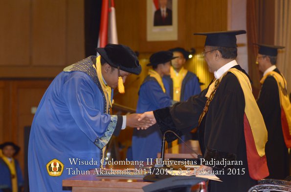 Wisuda Unpad Gel II TA 2014_2015 Fakultas Ekonomi dan Bisnis oleh Rektor 035
