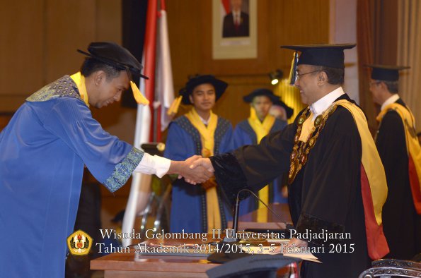 Wisuda Unpad Gel II TA 2014_2015 Fakultas Ekonomi dan Bisnis oleh Rektor 037