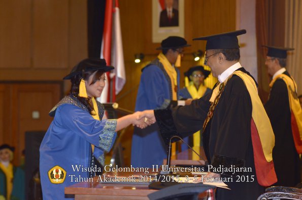 Wisuda Unpad Gel II TA 2014_2015 Fakultas Ekonomi dan Bisnis oleh Rektor 046