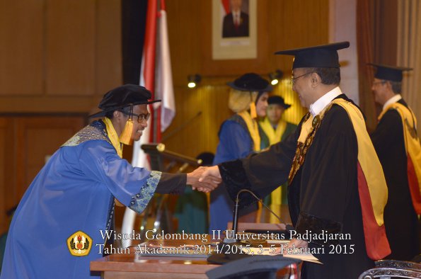 Wisuda Unpad Gel II TA 2014_2015 Fakultas Ekonomi dan Bisnis oleh Rektor 048
