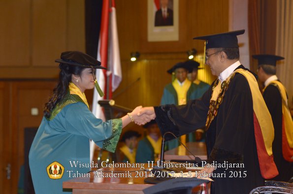 Wisuda Unpad Gel II TA 2014_2015 Fakultas Kedokteran oleh Rektor 068