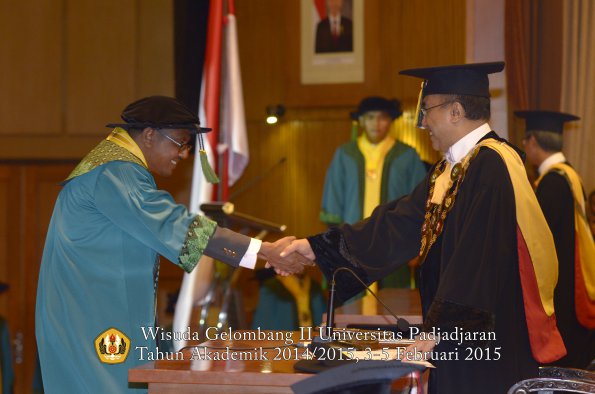 Wisuda Unpad Gel II TA 2014_2015 Fakultas Kedokteran oleh Rektor 069