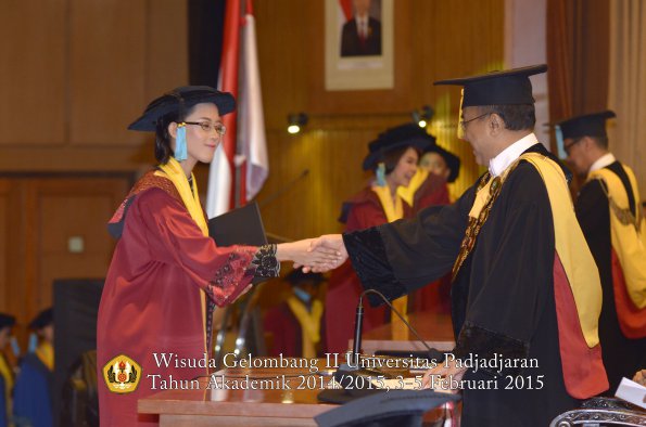 Wisuda Unpad Gel II TA 2014_2015  Fakultas Ilmu Budaya oleh Rektor 040