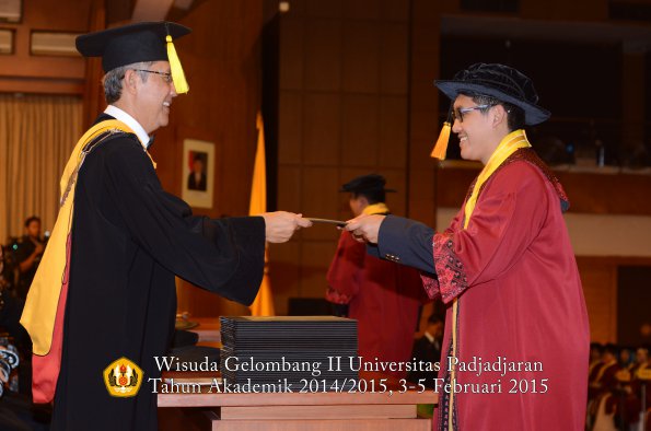 Wisuda Unpad Gel II TA 2014_2015 Fakultas Ekonomi dan Bisnis oleh Dekan 012