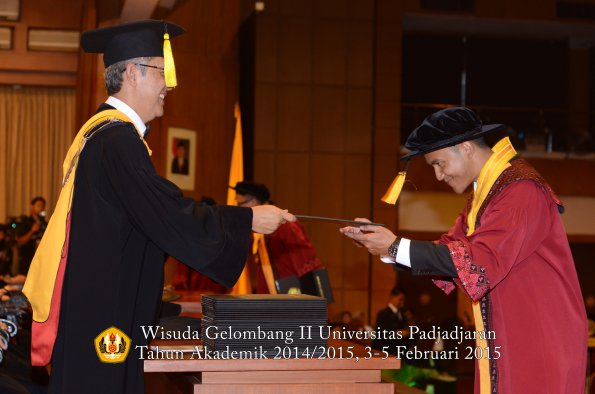 Wisuda Unpad Gel II TA 2014_2015 Fakultas Ekonomi dan Bisnis oleh Dekan 015