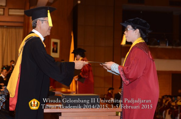 Wisuda Unpad Gel II TA 2014_2015 Fakultas Ekonomi dan Bisnis oleh Dekan 024