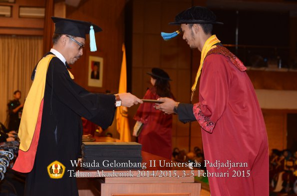 Wisuda Unpad Gel II TA 2014_2015  Fakultas Ilmu Budaya oleh Dekan 010