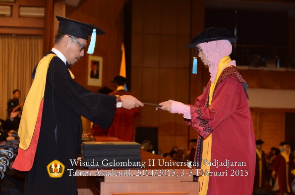 Wisuda Unpad Gel II TA 2014_2015  Fakultas Ilmu Budaya oleh Dekan 011