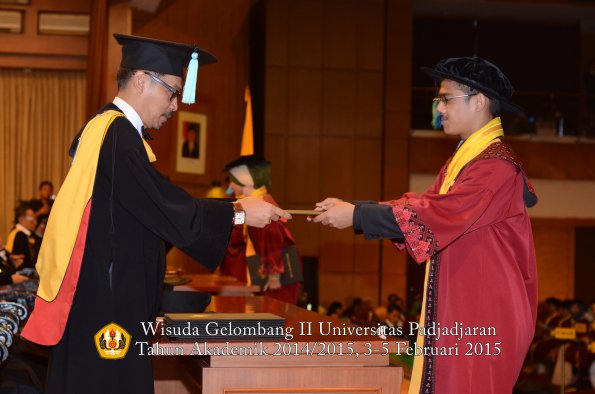 Wisuda Unpad Gel II TA 2014_2015  Fakultas Ilmu Budaya oleh Dekan 027