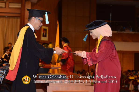 Wisuda Unpad Gel II TA 2014_2015  Fakultas Ilmu Budaya oleh Dekan 028