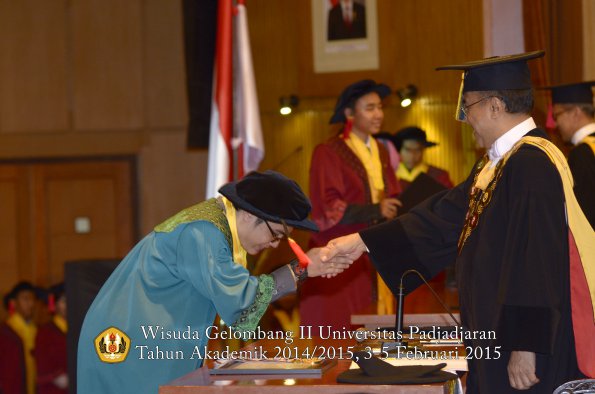 Wisuda Unpad Gel II TA 2014_2015 Fakultas Hukum oleh Rektor 010