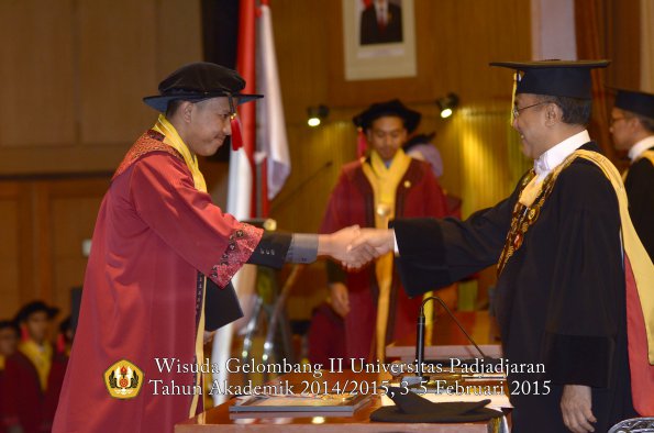Wisuda Unpad Gel II TA 2014_2015 Fakultas Hukum oleh Rektor 012