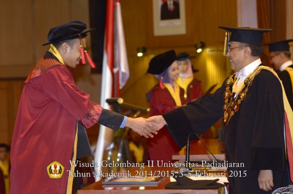 Wisuda Unpad Gel II TA 2014_2015 Fakultas Hukum oleh Rektor 013