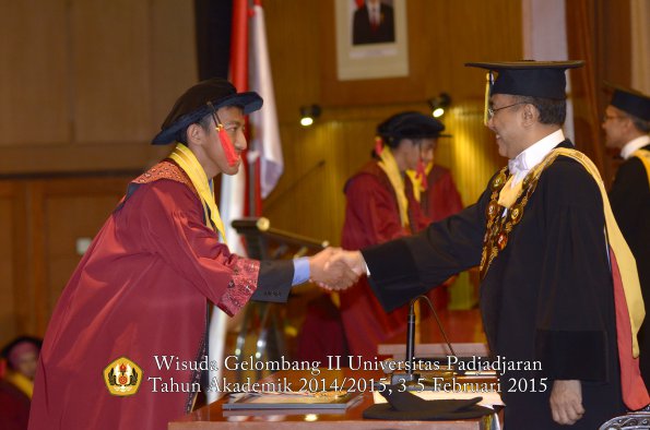 Wisuda Unpad Gel II TA 2014_2015 Fakultas Hukum oleh Rektor 018