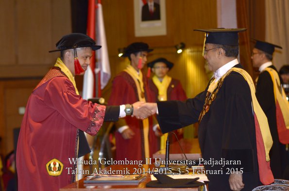Wisuda Unpad Gel II TA 2014_2015 Fakultas Hukum oleh Rektor 020