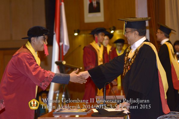 Wisuda Unpad Gel II TA 2014_2015 Fakultas Hukum oleh Rektor 031