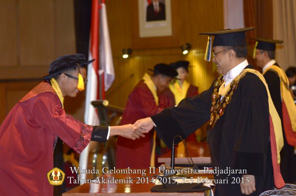 Wisuda Unpad Gel II TA 2014_2015 Fakultas Ekonomi dan Bisnis oleh Rektor 018