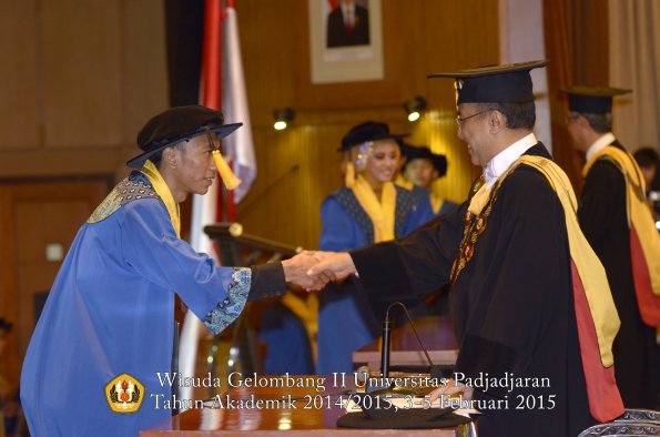 Wisuda Unpad Gel II TA 2014_2015 Fakultas Ekonomi dan Bisnis oleh Rektor 029