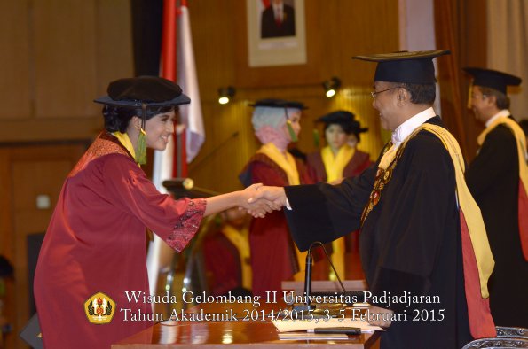 Wisuda Unpad Gel II TA 2014_2015 Fakultas Kedokteran oleh Rektor 061