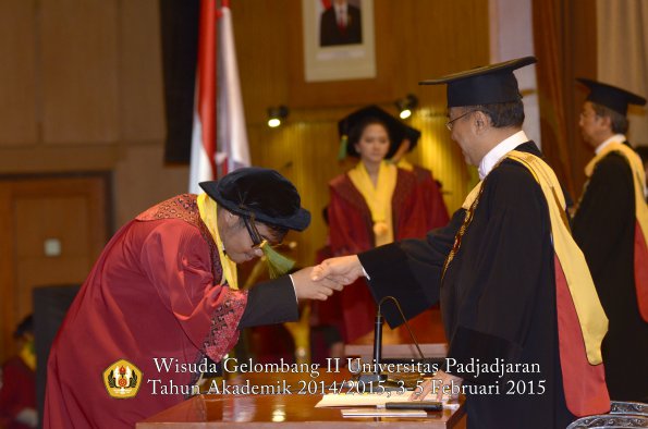 Wisuda Unpad Gel II TA 2014_2015 Fakultas Kedokteran oleh Rektor 073