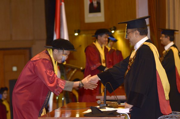 Wisuda Unpad Gel II TA 2014_2015 Fakultas ISIP oleh Rektor 019