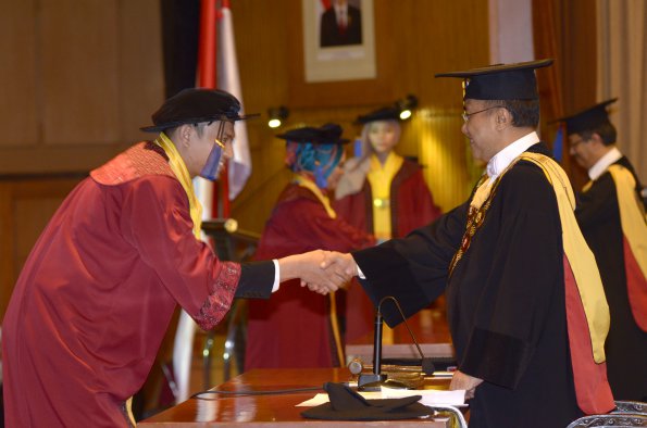 Wisuda Unpad Gel II TA 2014_2015 Fakultas ISIP oleh Rektor 030