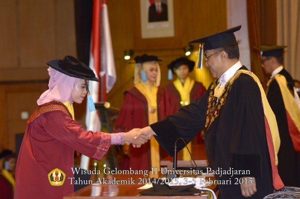 Wisuda Unpad Gel II TA 2014_2015  Fakultas Ilmu Budaya oleh Rektor 004