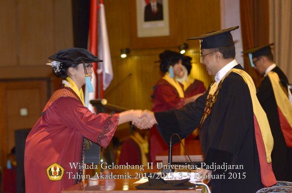 Wisuda Unpad Gel II TA 2014_2015  Fakultas Ilmu Budaya oleh Rektor 015