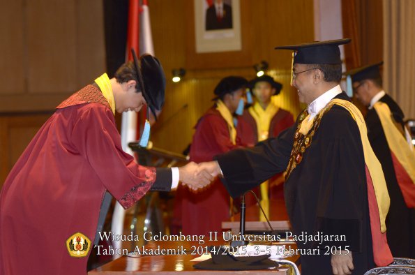 Wisuda Unpad Gel II TA 2014_2015  Fakultas Ilmu Budaya oleh Rektor 018