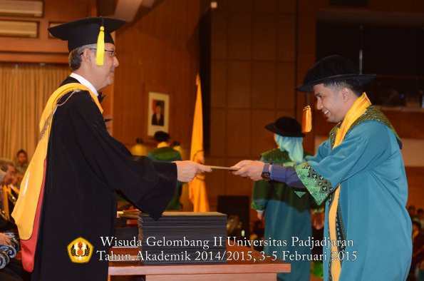 Wisuda Unpad Gel II TA 2014_2015 Fakultas Ekonomi dan Bisnis oleh Dekan 012