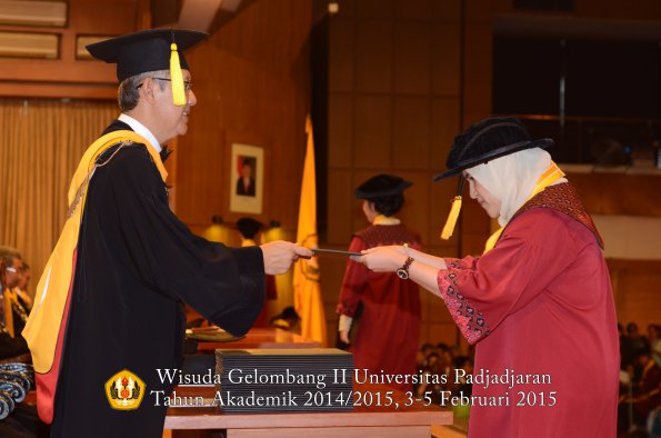 Wisuda Unpad Gel II TA 2014_2015 Fakultas Ekonomi dan Bisnis oleh Dekan 021