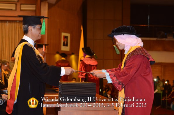 Wisuda Unpad Gel II TA 2014_2015 Fakultas Kedokteran oleh Dekan 012